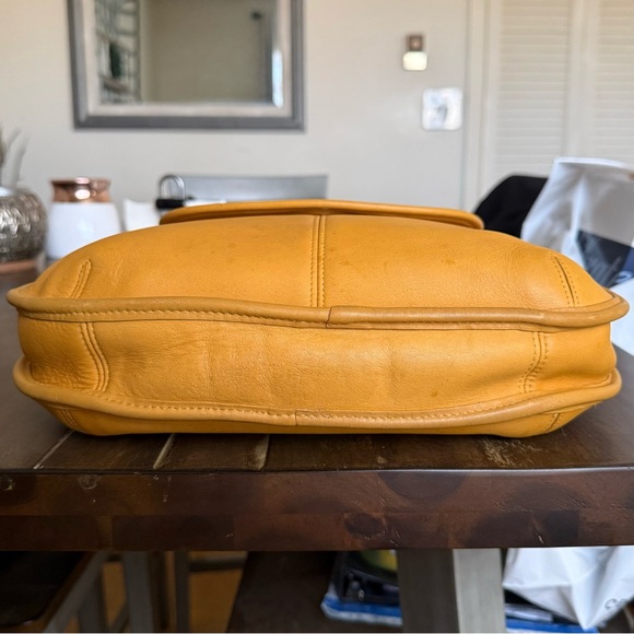 Vintage Coach Ergo Flap Bag 9029 in Yellow - Picture 4 of 8